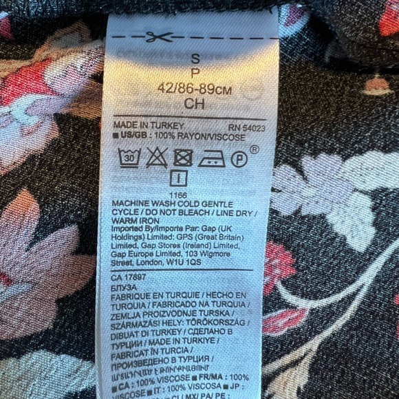 Banana Republic NWT wrap blouse, floral pattern, 3/4 puffy sleeves elastic ends - Picture 2 of 5